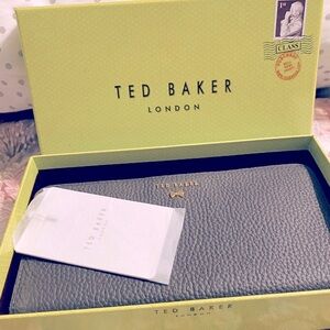 🆕TED BAKER London gray wallet 😍